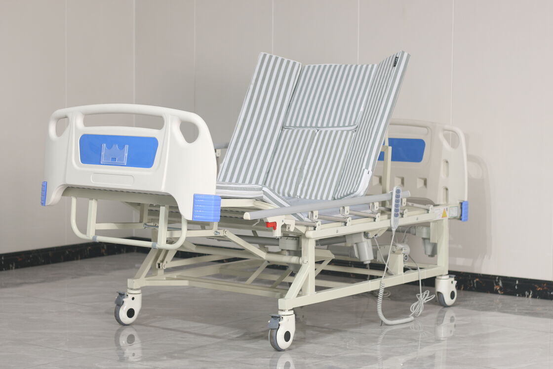 4 Motor Turning Nursing Bed 2050x960mm Manual Backup with Wood Grain Dining Table